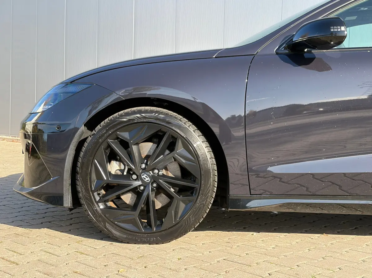 First Edition AWD 77.4 kWh | Stoelverwarming voor en achter | Apple Carplay/Android Auto | Navigatie | Cruise control adaptief | Panoramadak |