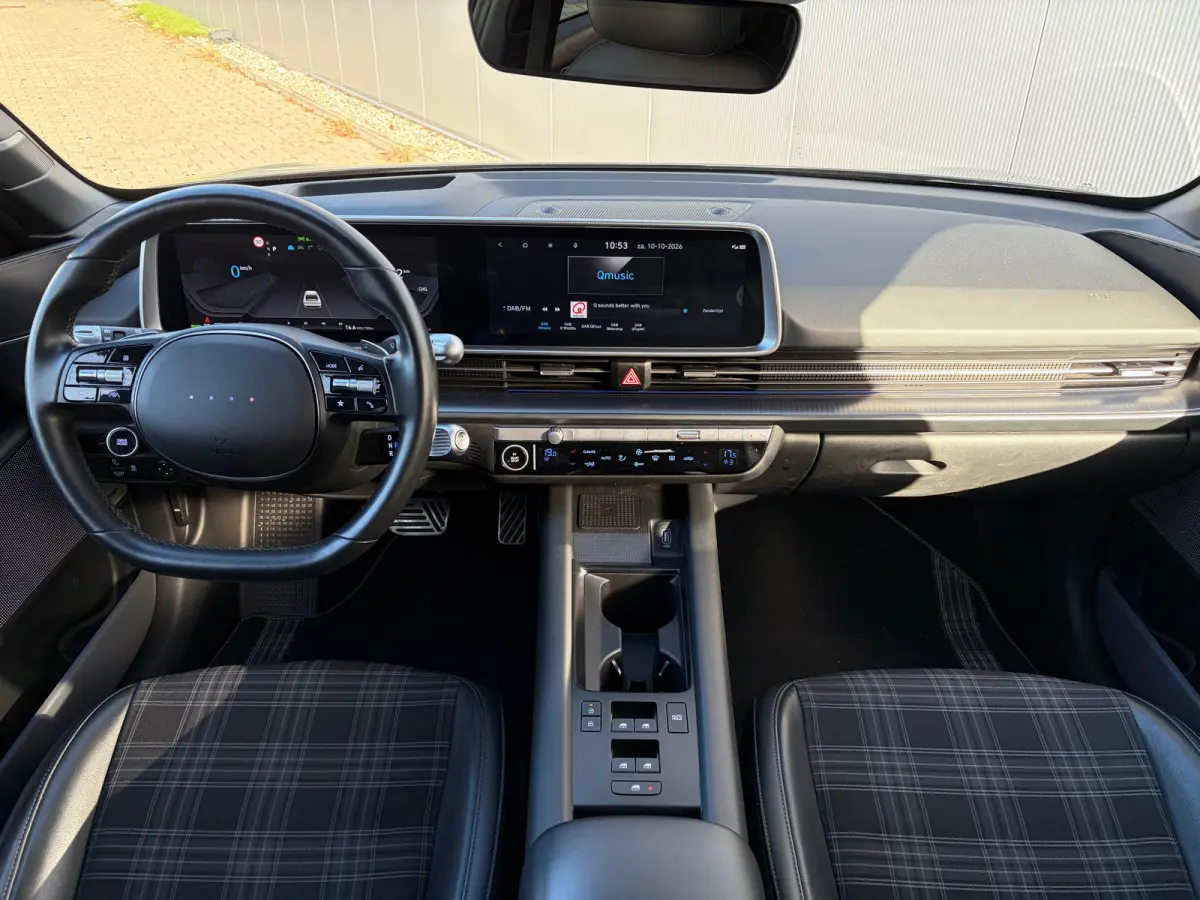 First Edition AWD 77.4 kWh | Stoelverwarming voor en achter | Apple Carplay/Android Auto | Navigatie | Cruise control adaptief | Panoramadak |
