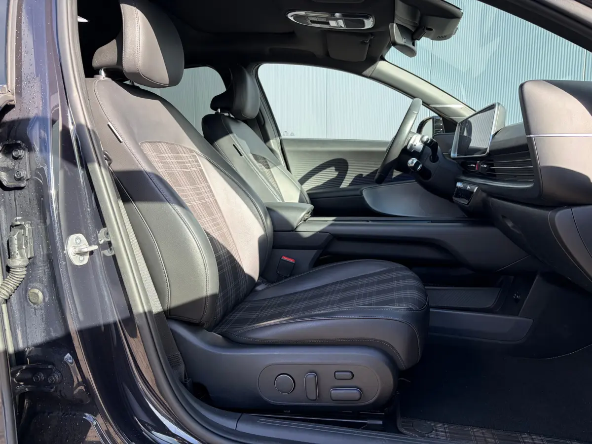 First Edition AWD 77.4 kWh | Stoelverwarming voor en achter | Apple Carplay/Android Auto | Navigatie | Cruise control adaptief | Panoramadak |