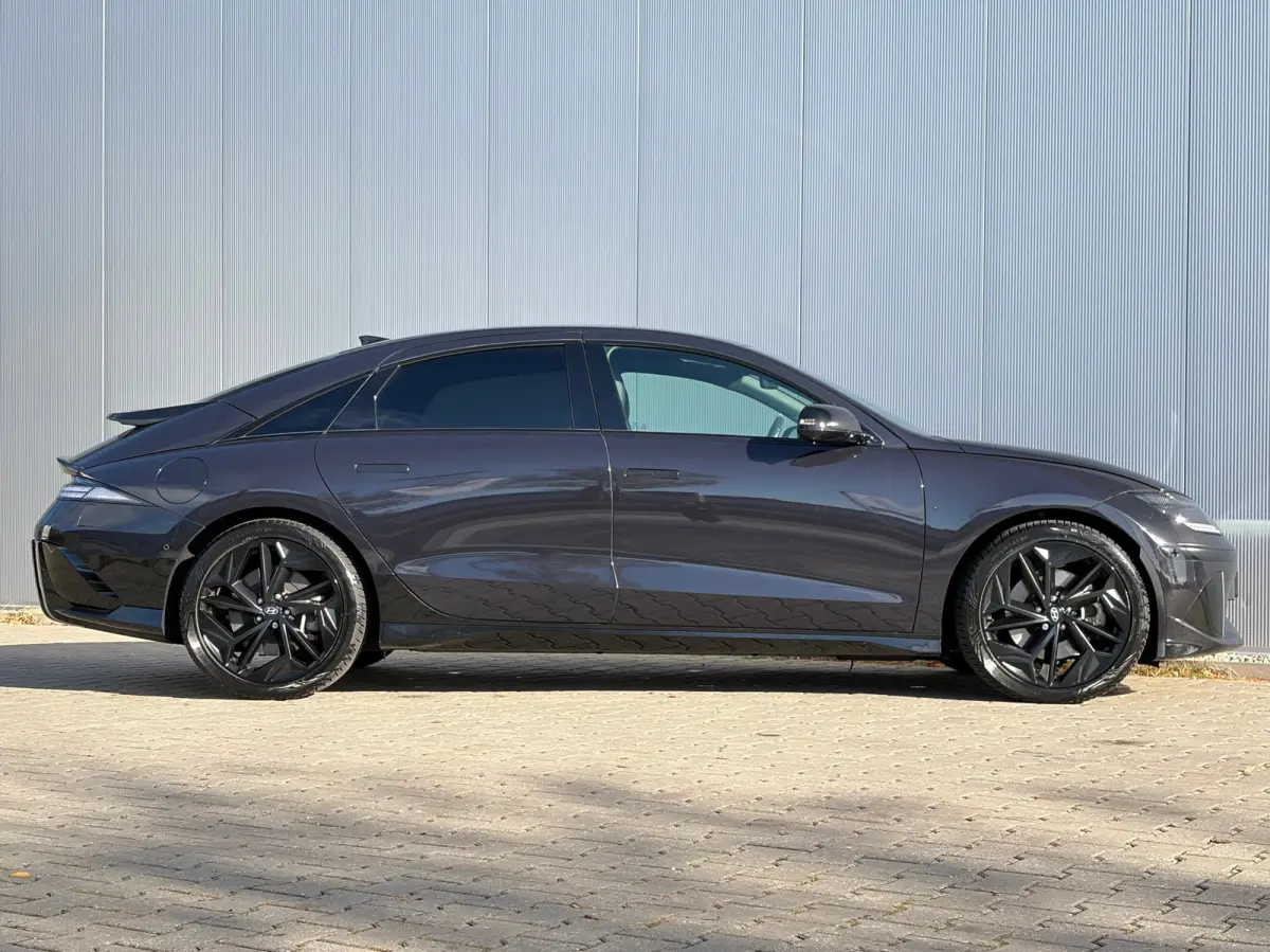 First Edition AWD 77.4 kWh | Stoelverwarming voor en achter | Apple Carplay/Android Auto | Navigatie | Cruise control adaptief | Panoramadak |