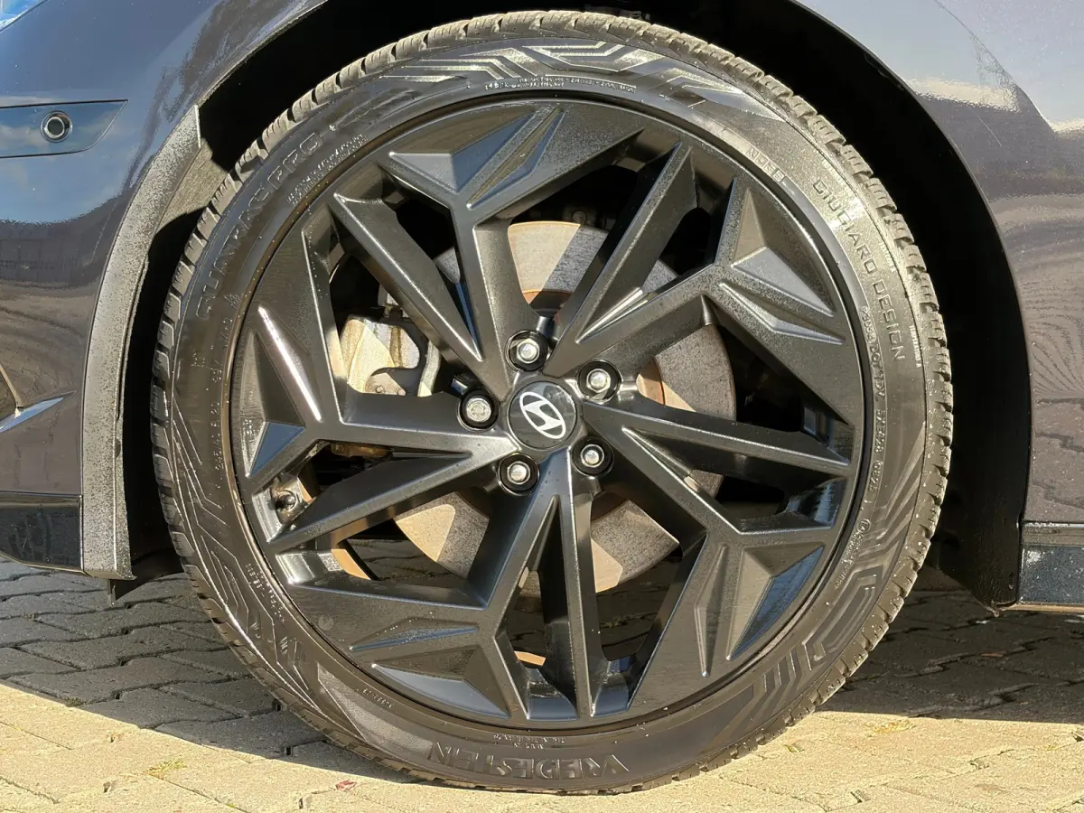 First Edition AWD 77.4 kWh | Stoelverwarming voor en achter | Apple Carplay/Android Auto | Navigatie | Cruise control adaptief | Panoramadak |