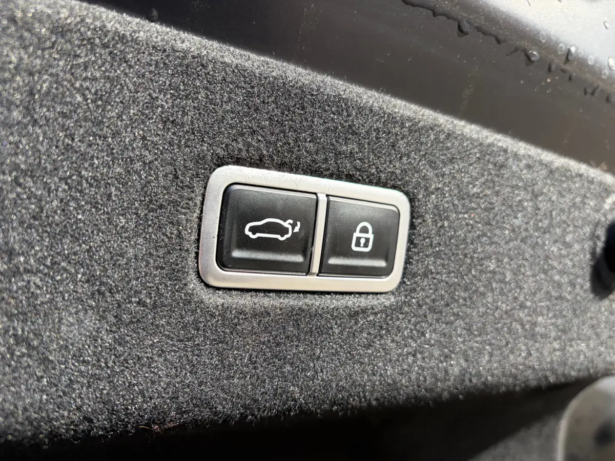 First Edition AWD 77.4 kWh | Stoelverwarming voor en achter | Apple Carplay/Android Auto | Navigatie | Cruise control adaptief | Panoramadak |
