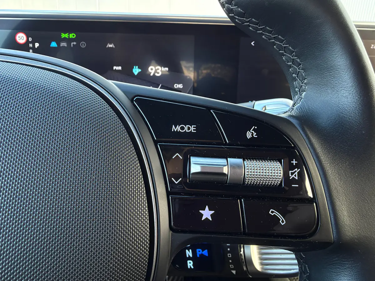 First Edition AWD 77.4 kWh | Stoelverwarming voor en achter | Apple Carplay/Android Auto | Navigatie | Cruise control adaptief | Panoramadak |