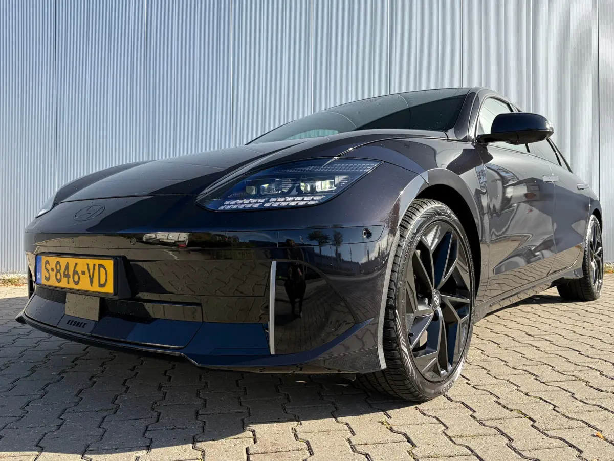 First Edition AWD 77.4 kWh | Stoelverwarming voor en achter | Apple Carplay/Android Auto | Navigatie | Cruise control adaptief | Panoramadak |
