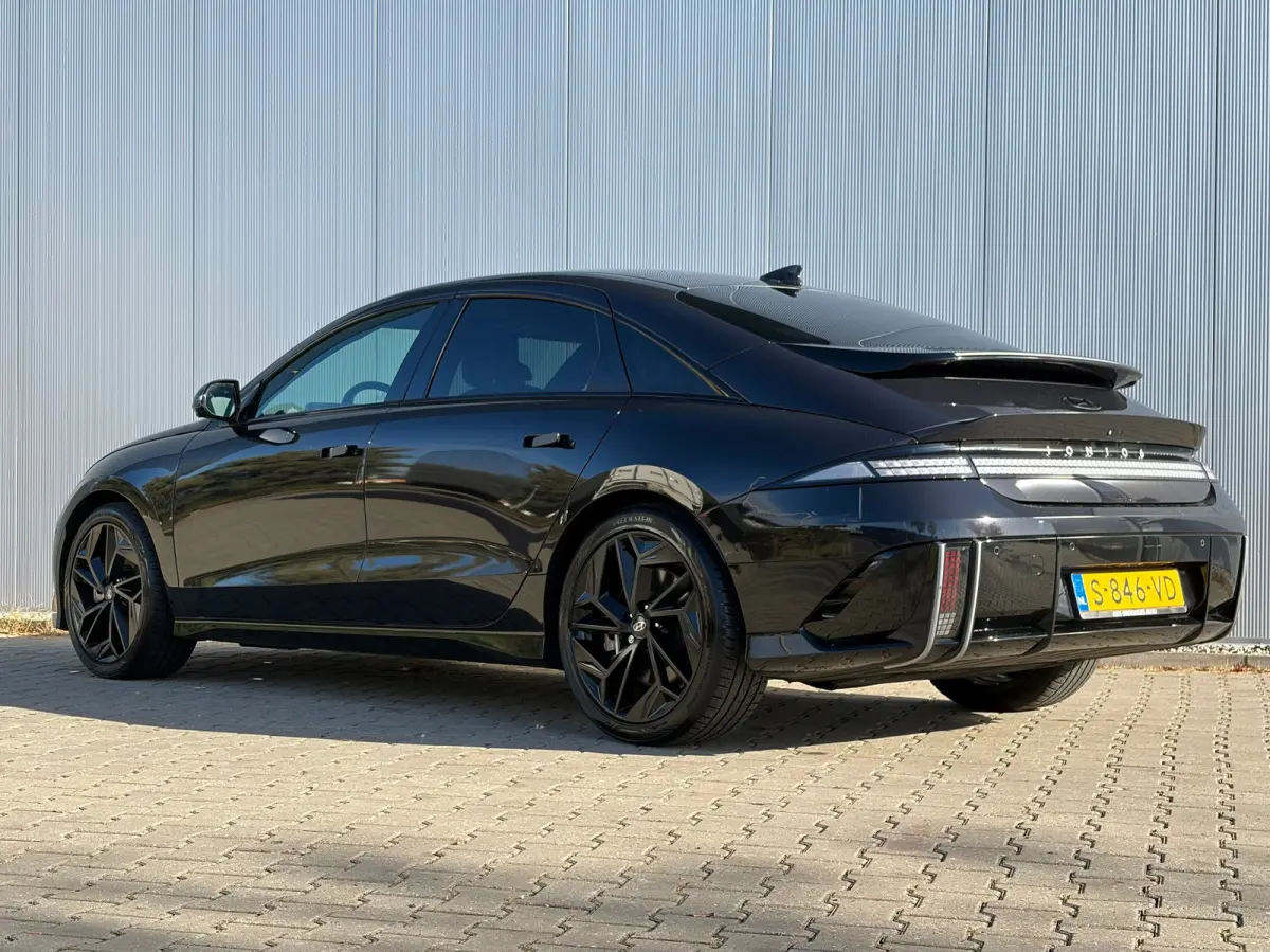 First Edition AWD 77.4 kWh | Stoelverwarming voor en achter | Apple Carplay/Android Auto | Navigatie | Cruise control adaptief | Panoramadak |