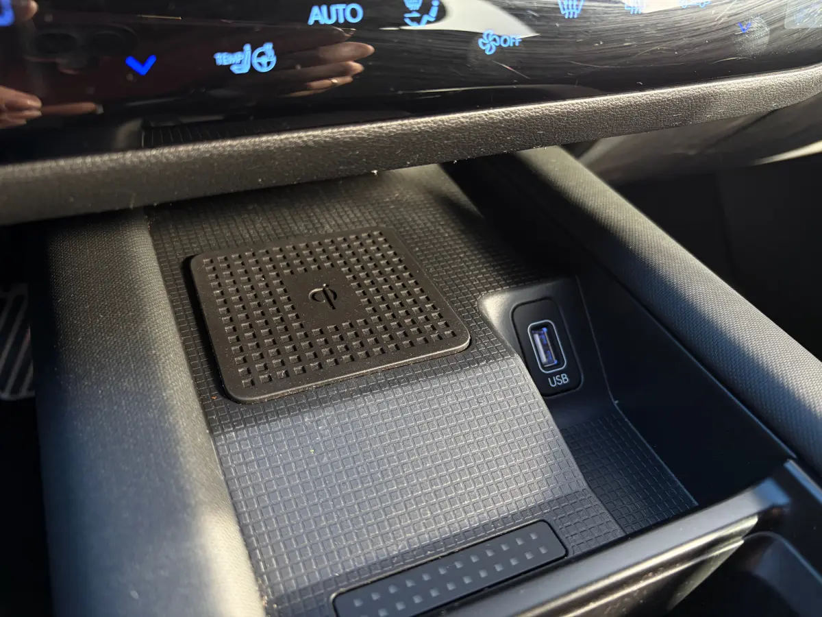 First Edition AWD 77.4 kWh | Stoelverwarming voor en achter | Apple Carplay/Android Auto | Navigatie | Cruise control adaptief | Panoramadak |