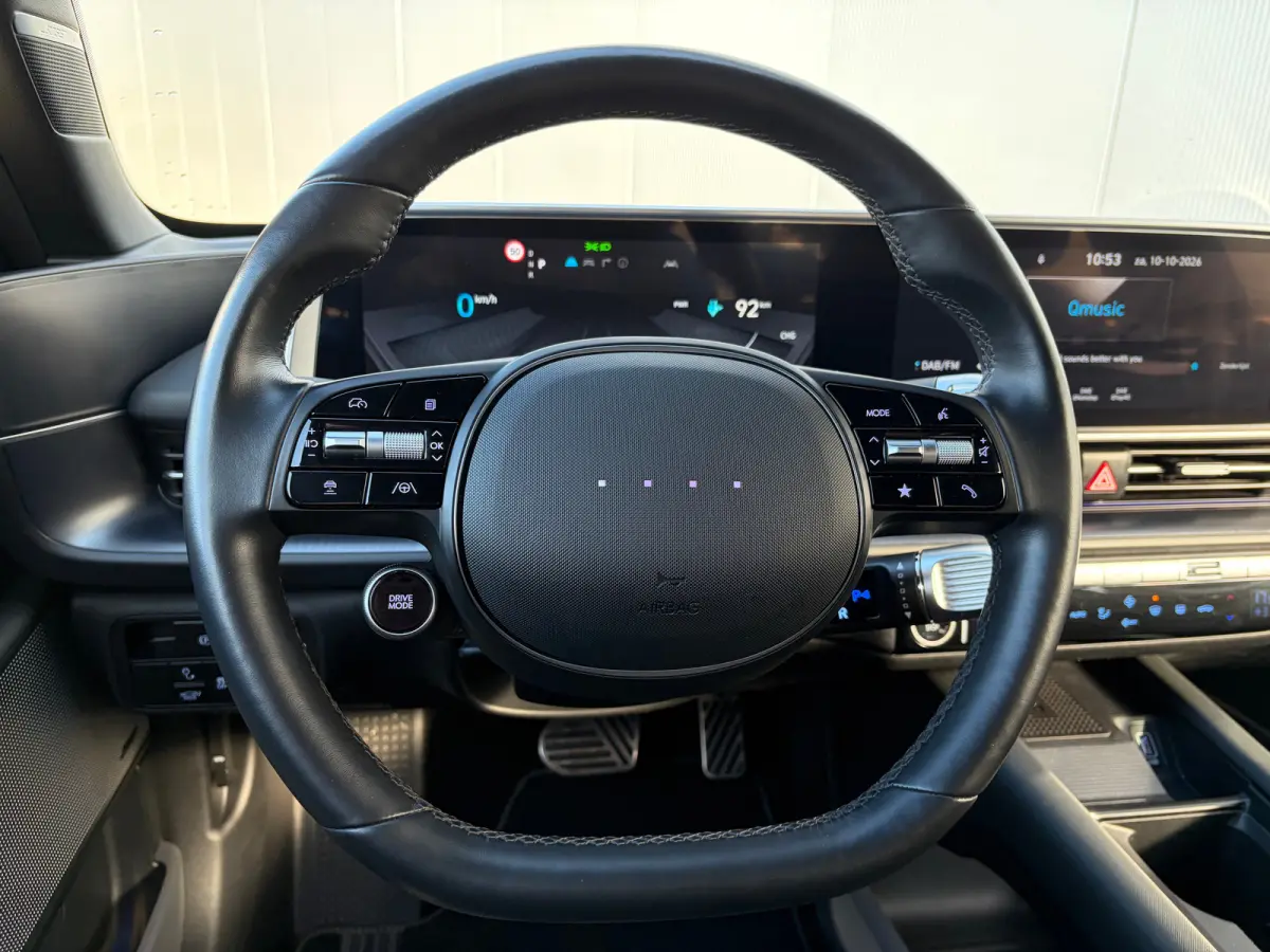 First Edition AWD 77.4 kWh | Stoelverwarming voor en achter | Apple Carplay/Android Auto | Navigatie | Cruise control adaptief | Panoramadak |