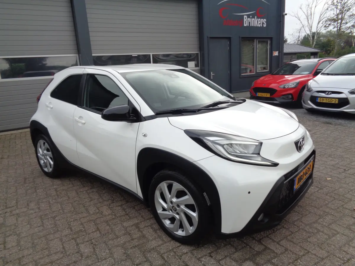 1.0 VVT-i MT Play Ecc, PDC, Camera, Stoelverwarming, LM velgen