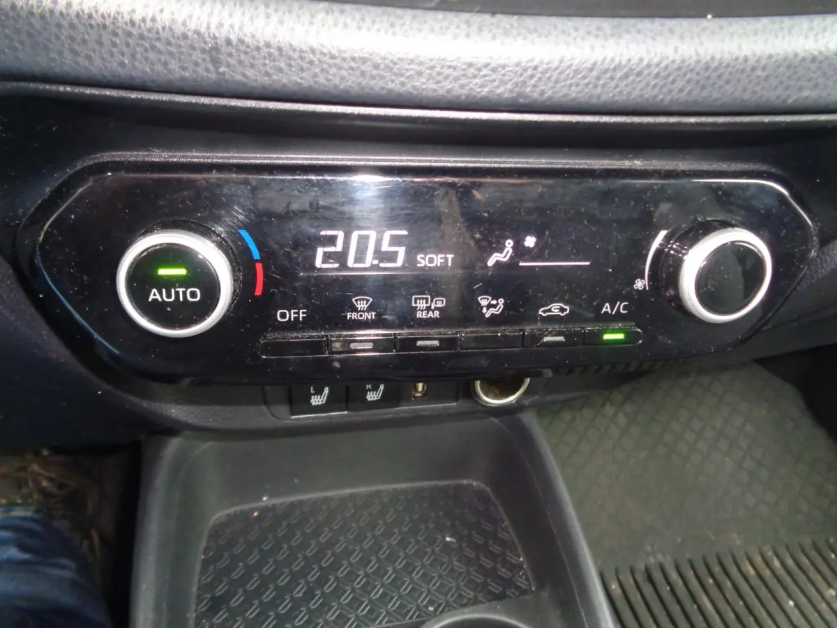 1.0 VVT-i MT Play Ecc, PDC, Camera, Stoelverwarming, LM velgen