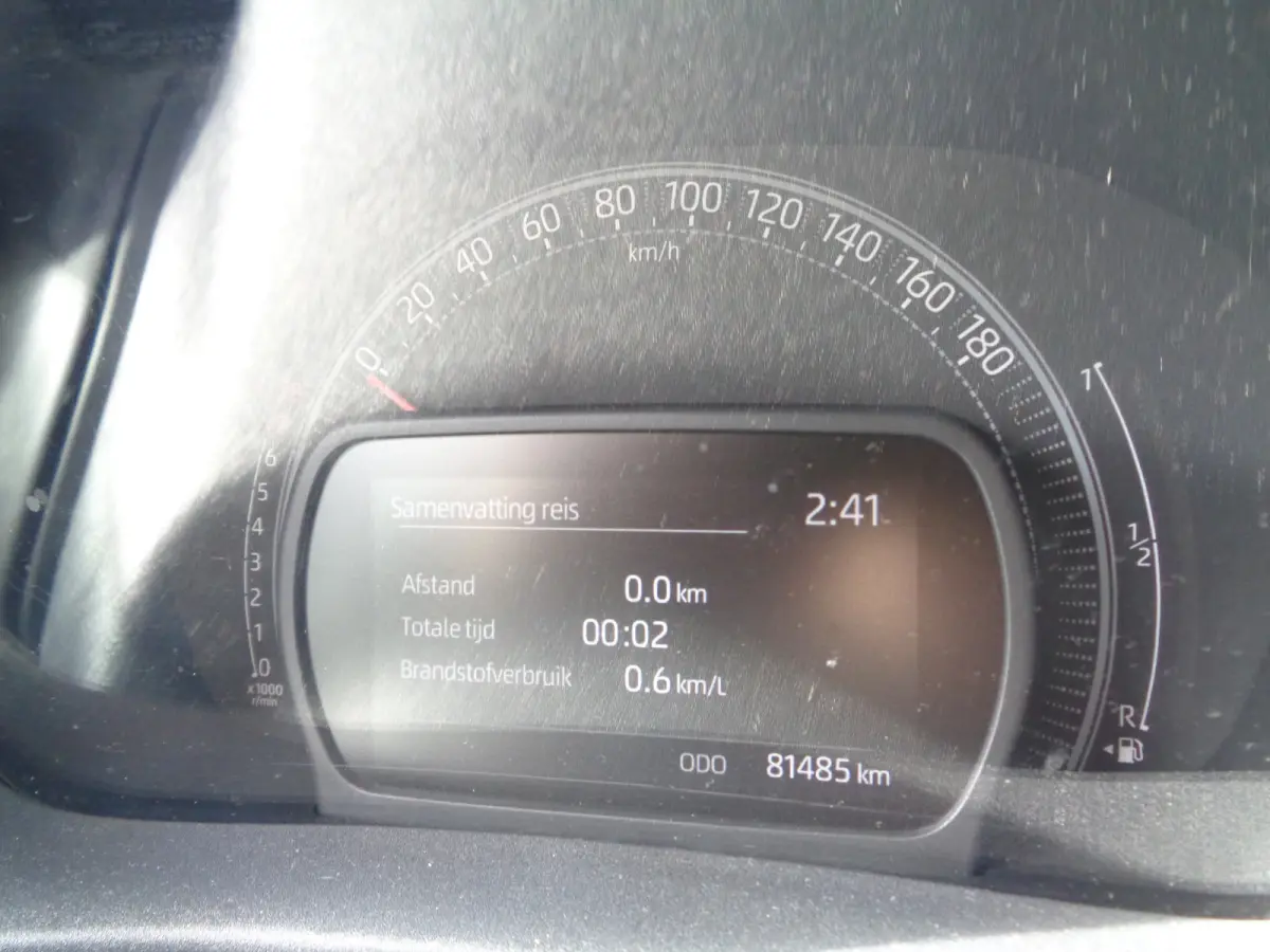 1.0 VVT-i MT Play Ecc, PDC, Camera, Stoelverwarming, LM velgen
