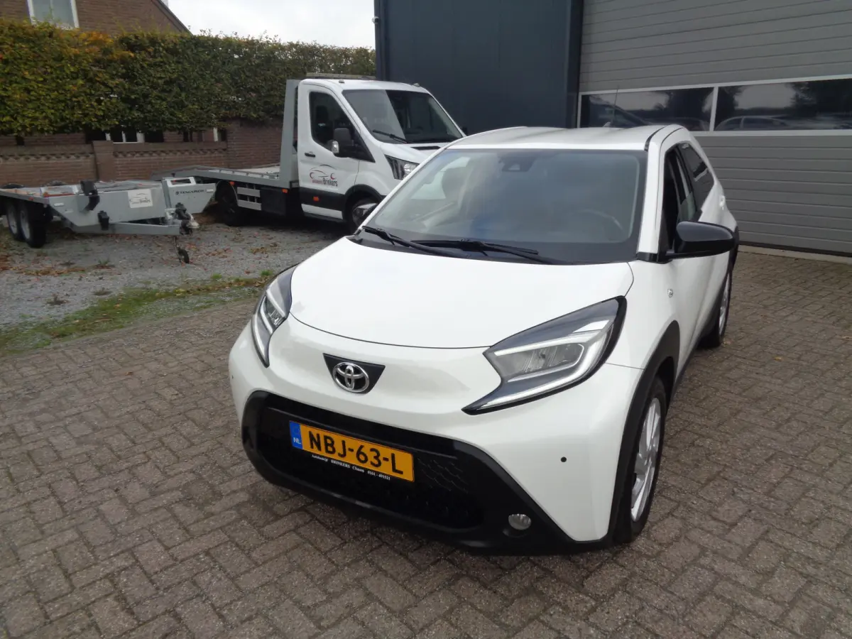 1.0 VVT-i MT Play Ecc, PDC, Camera, Stoelverwarming, LM velgen