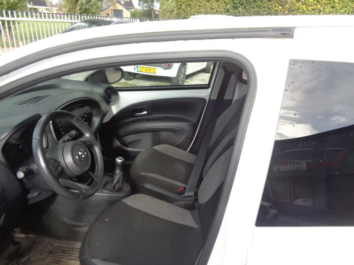 1.0 VVT-i MT Play Ecc, PDC, Camera, Stoelverwarming, LM velgen