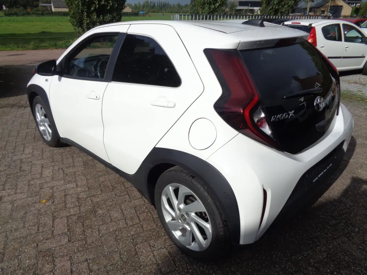 1.0 VVT-i MT Play Ecc, PDC, Camera, Stoelverwarming, LM velgen