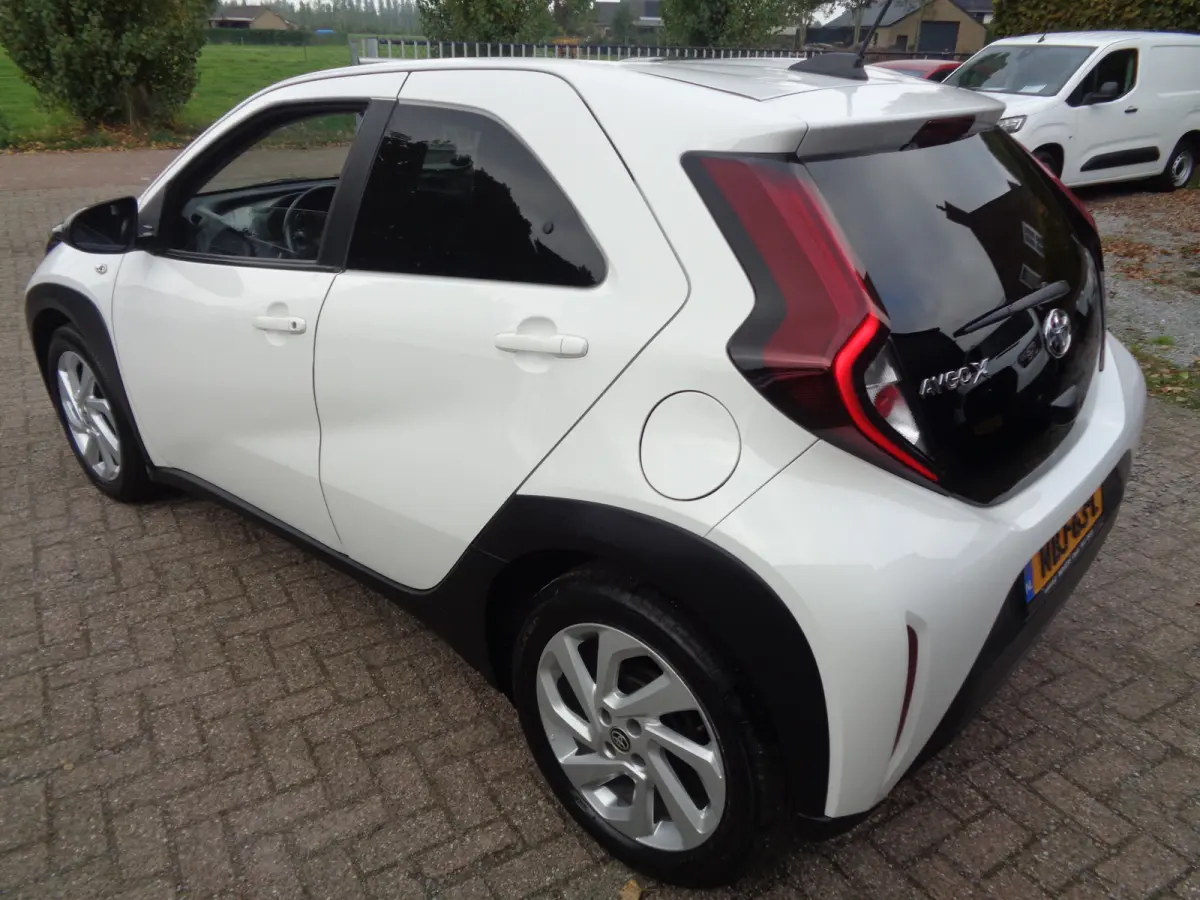 1.0 VVT-i MT Play Ecc, PDC, Camera, Stoelverwarming, LM velgen