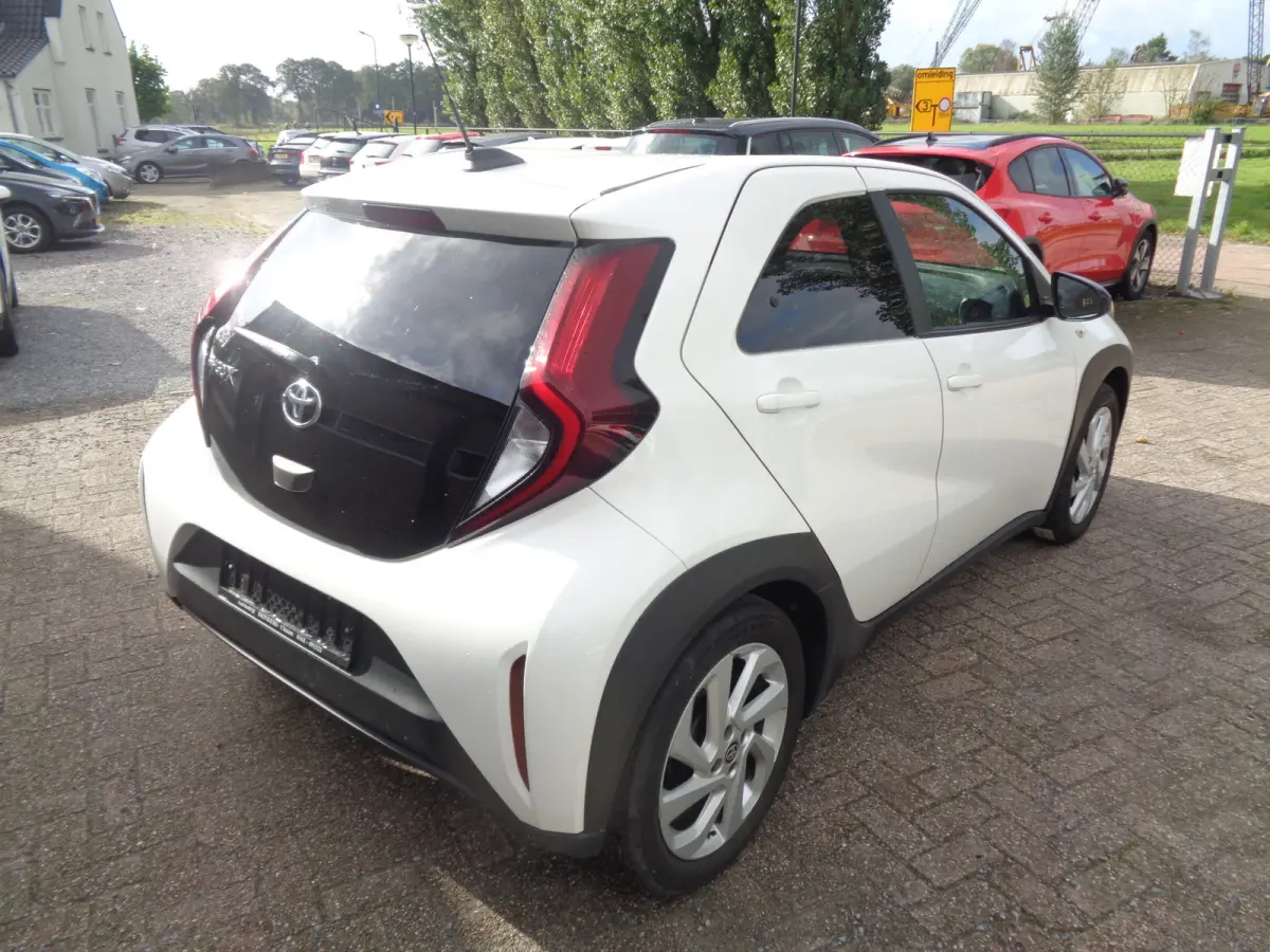 1.0 VVT-i MT Play Ecc, PDC, Camera, Stoelverwarming, LM velgen