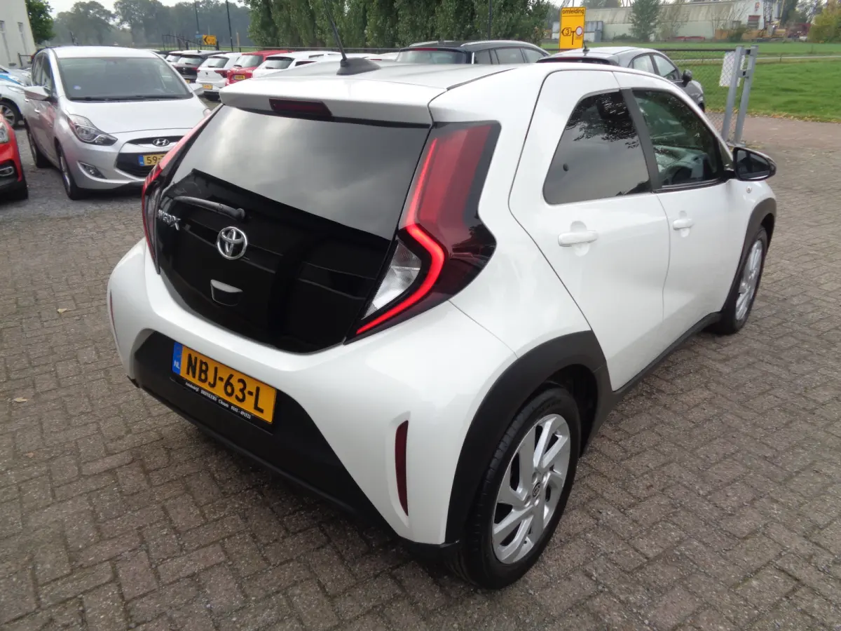 1.0 VVT-i MT Play Ecc, PDC, Camera, Stoelverwarming, LM velgen