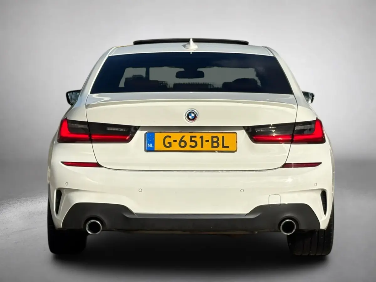 330i High Executive Edition M-sport (NL-auto, Dealer OndH, Panorama, Navi, StoelV, Stuur VerW, Etc)