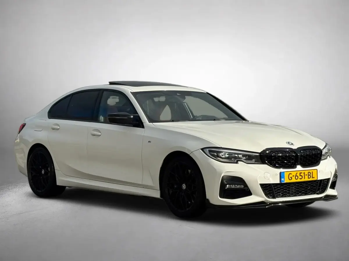 330i High Executive Edition M-sport (NL-auto, Dealer OndH, Panorama, Navi, StoelV, Stuur VerW, Etc)
