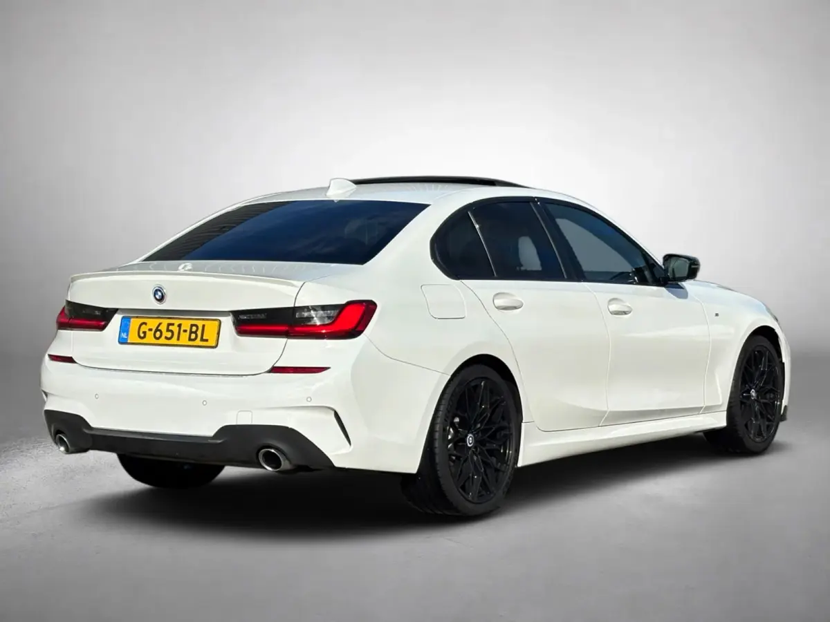 330i High Executive Edition M-sport (NL-auto, Dealer OndH, Panorama, Navi, StoelV, Stuur VerW, Etc)
