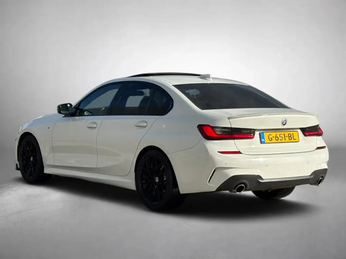 330i High Executive Edition M-sport (NL-auto, Dealer OndH, Panorama, Navi, StoelV, Stuur VerW, Etc)