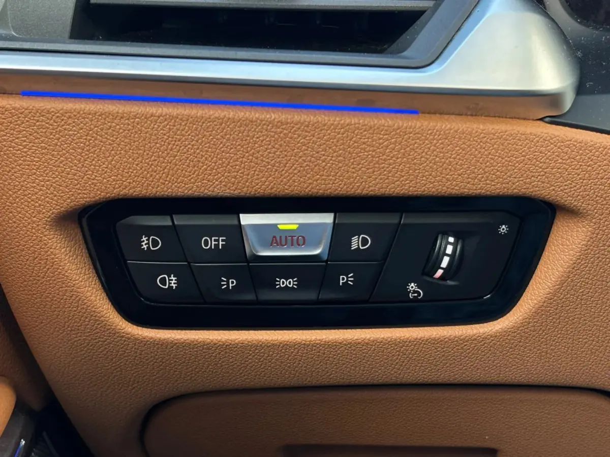 330i High Executive Edition M-sport (NL-auto, Dealer OndH, Panorama, Navi, StoelV, Stuur VerW, Etc)