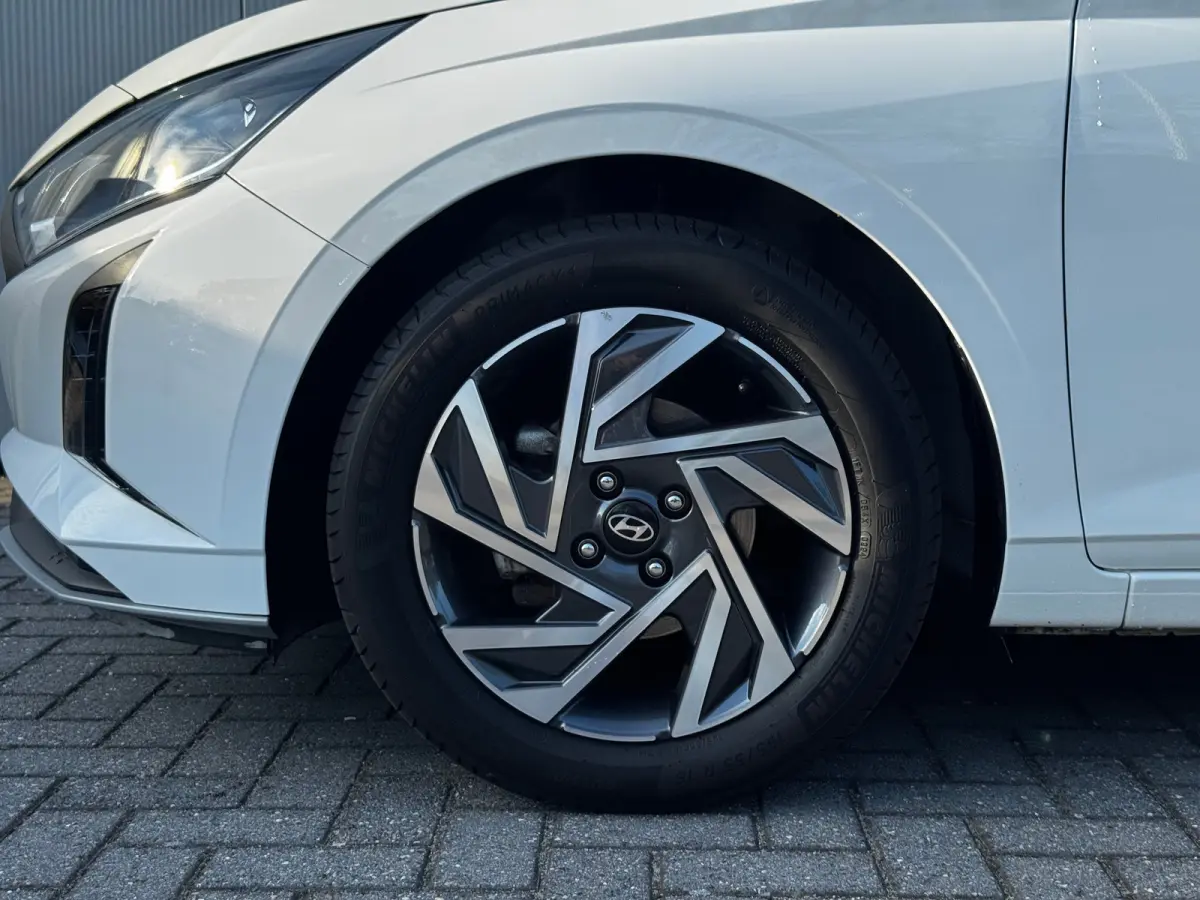 1.2 MPI 84pk Comfort | Airco | Camera | Carplay | Cruise control | Dodehoek detectie | Navigatie | Parkeersensoren | Digitaal cockpit | Lichtmetalen velgen