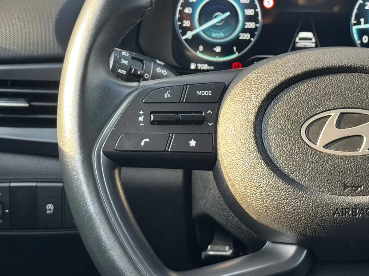 1.2 MPI 84pk Comfort | Airco | Camera | Carplay | Cruise control | Dodehoek detectie | Navigatie | Parkeersensoren | Digitaal cockpit | Lichtmetalen velgen