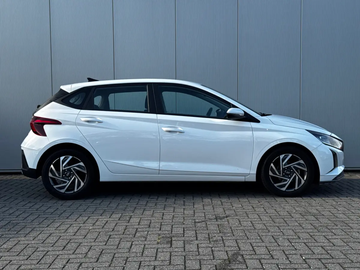1.2 MPI 84pk Comfort | Airco | Camera | Carplay | Cruise control | Dodehoek detectie | Navigatie | Parkeersensoren | Digitaal cockpit | Lichtmetalen velgen