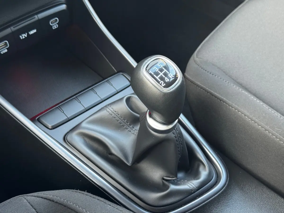 1.2 MPI 84pk Comfort | Airco | Camera | Carplay | Cruise control | Dodehoek detectie | Navigatie | Parkeersensoren | Digitaal cockpit | Lichtmetalen velgen