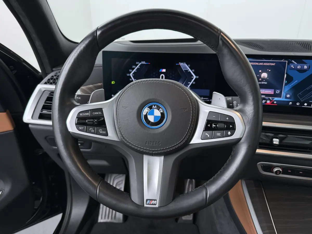 xDrive50e | M-Sportpakket | LED | HUD | Schuifdak | Trekhaak | Comfortzetels | DAB | Harman-kardon sound | Alu 22 inch