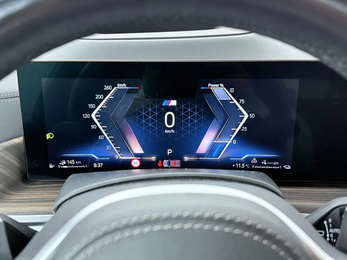 xDrive50e | M-Sportpakket | LED | HUD | Schuifdak | Trekhaak | Comfortzetels | DAB | Harman-kardon sound | Alu 22 inch
