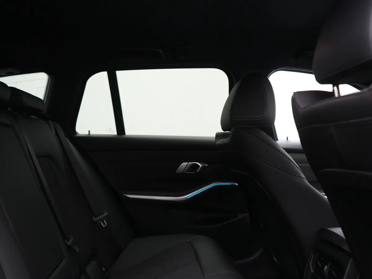 330e xDrive Sportline PHEV 293pk Dealer O.H | SOH 87,9% | Trekhaak Af Fabriek | Camera | Lederen Sportstoelen Verwarmd | Apple Carplay | Sfeerverlichting | Navigatie | Virtual | Cruise Contr