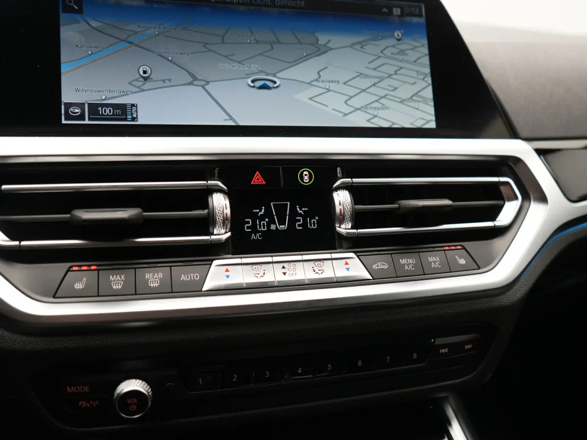 330e xDrive Sportline PHEV 293pk Dealer O.H | SOH 87,9% | Trekhaak Af Fabriek | Camera | Lederen Sportstoelen Verwarmd | Apple Carplay | Sfeerverlichting | Navigatie | Virtual | Cruise Contr