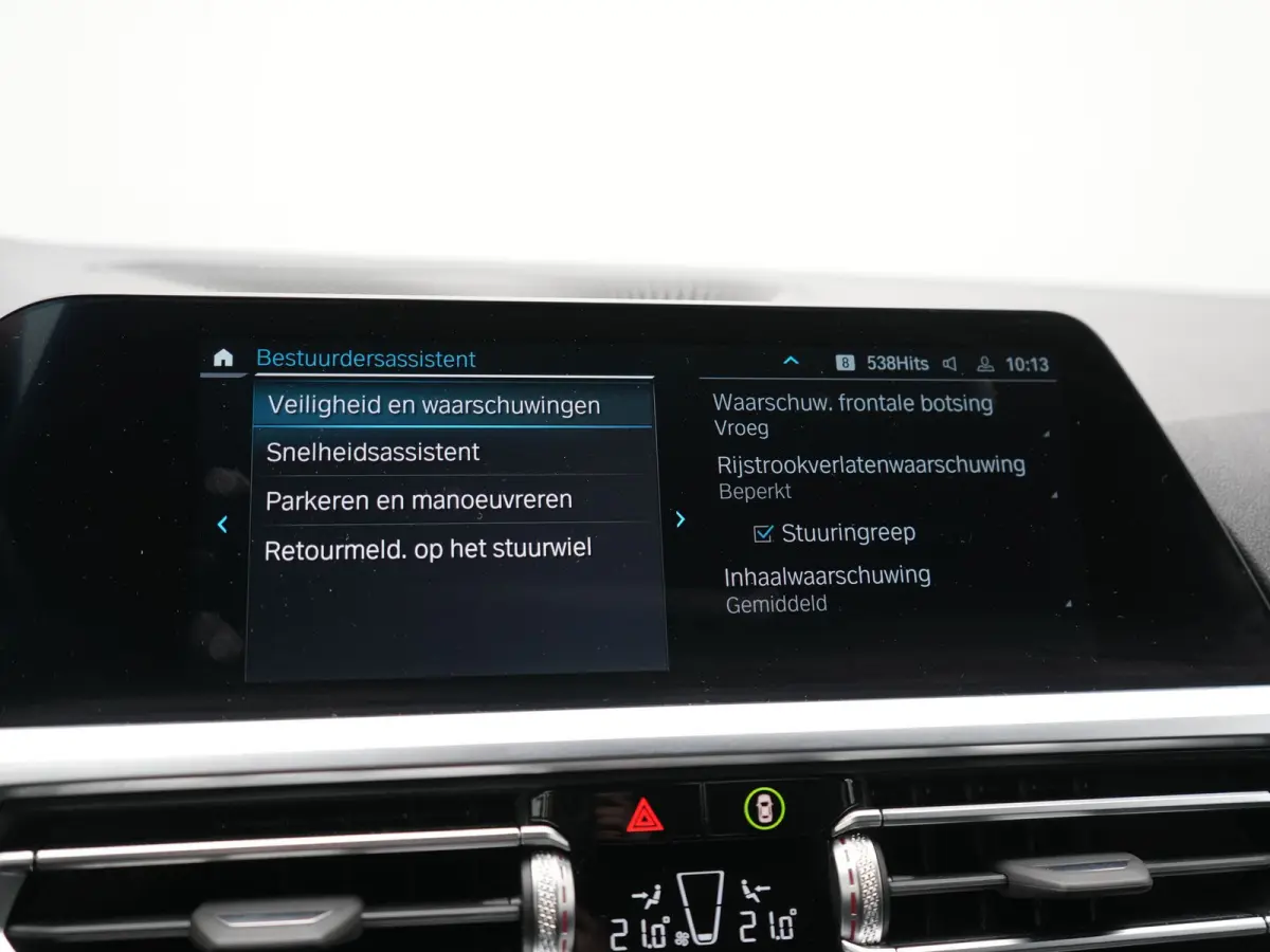 330e xDrive Sportline PHEV 293pk Dealer O.H | SOH 87,9% | Trekhaak Af Fabriek | Camera | Lederen Sportstoelen Verwarmd | Apple Carplay | Sfeerverlichting | Navigatie | Virtual | Cruise Contr