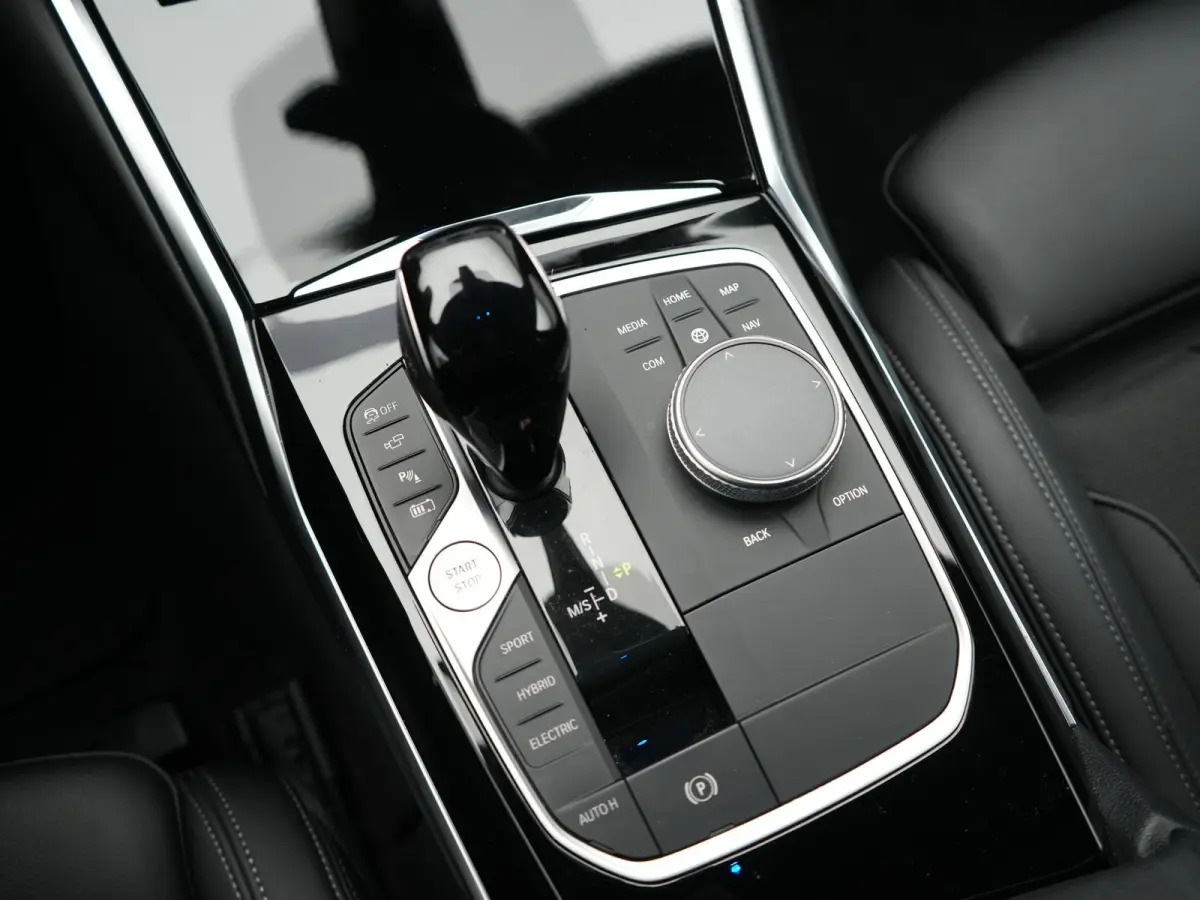 330e xDrive Sportline PHEV 293pk Dealer O.H | SOH 87,9% | Trekhaak Af Fabriek | Camera | Lederen Sportstoelen Verwarmd | Apple Carplay | Sfeerverlichting | Navigatie | Virtual | Cruise Contr