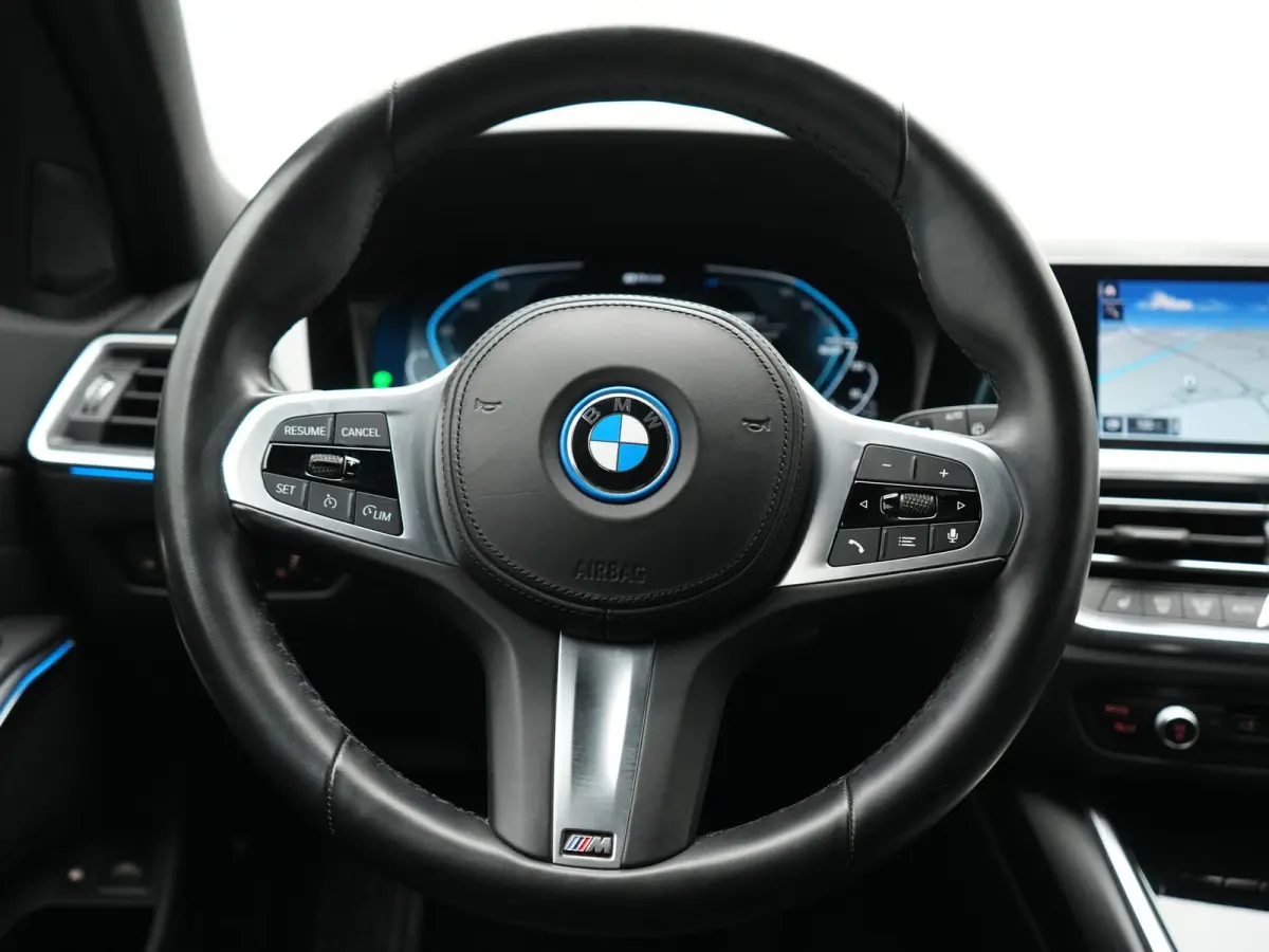 330e xDrive Sportline PHEV 293pk Dealer O.H | SOH 87,9% | Trekhaak Af Fabriek | Camera | Lederen Sportstoelen Verwarmd | Apple Carplay | Sfeerverlichting | Navigatie | Virtual | Cruise Contr