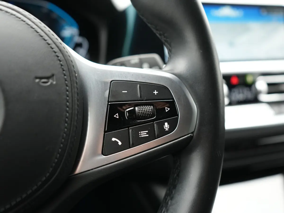 330e xDrive Sportline PHEV 293pk Dealer O.H | SOH 87,9% | Trekhaak Af Fabriek | Camera | Lederen Sportstoelen Verwarmd | Apple Carplay | Sfeerverlichting | Navigatie | Virtual | Cruise Contr