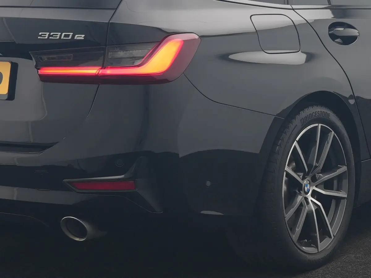 330e xDrive Sportline PHEV 293pk Dealer O.H | SOH 87,9% | Trekhaak Af Fabriek | Camera | Lederen Sportstoelen Verwarmd | Apple Carplay | Sfeerverlichting | Navigatie | Virtual | Cruise Contr