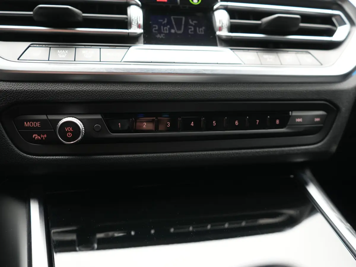 330e xDrive Sportline PHEV 293pk Dealer O.H | SOH 87,9% | Trekhaak Af Fabriek | Camera | Lederen Sportstoelen Verwarmd | Apple Carplay | Sfeerverlichting | Navigatie | Virtual | Cruise Contr
