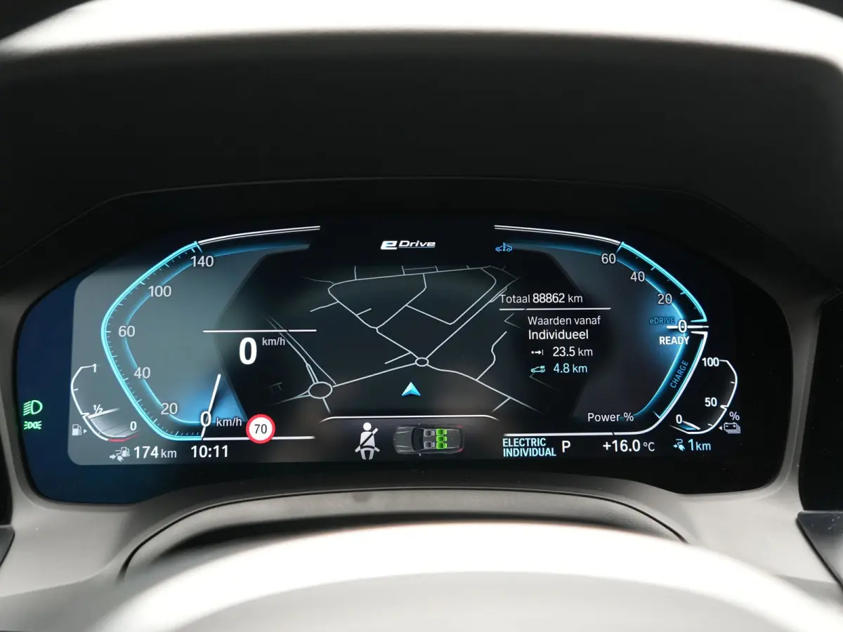 330e xDrive Sportline PHEV 293pk Dealer O.H | SOH 87,9% | Trekhaak Af Fabriek | Camera | Lederen Sportstoelen Verwarmd | Apple Carplay | Sfeerverlichting | Navigatie | Virtual | Cruise Contr
