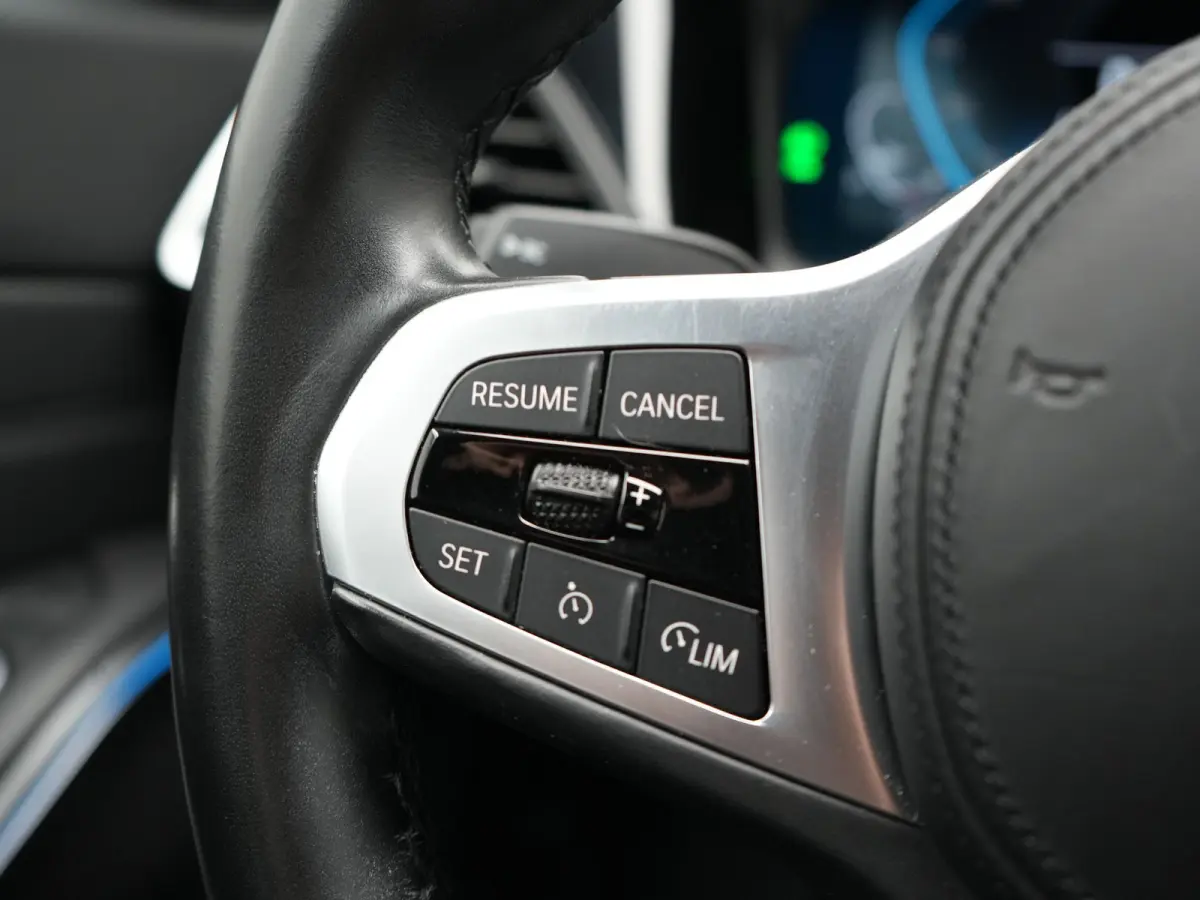 330e xDrive Sportline PHEV 293pk Dealer O.H | SOH 87,9% | Trekhaak Af Fabriek | Camera | Lederen Sportstoelen Verwarmd | Apple Carplay | Sfeerverlichting | Navigatie | Virtual | Cruise Contr
