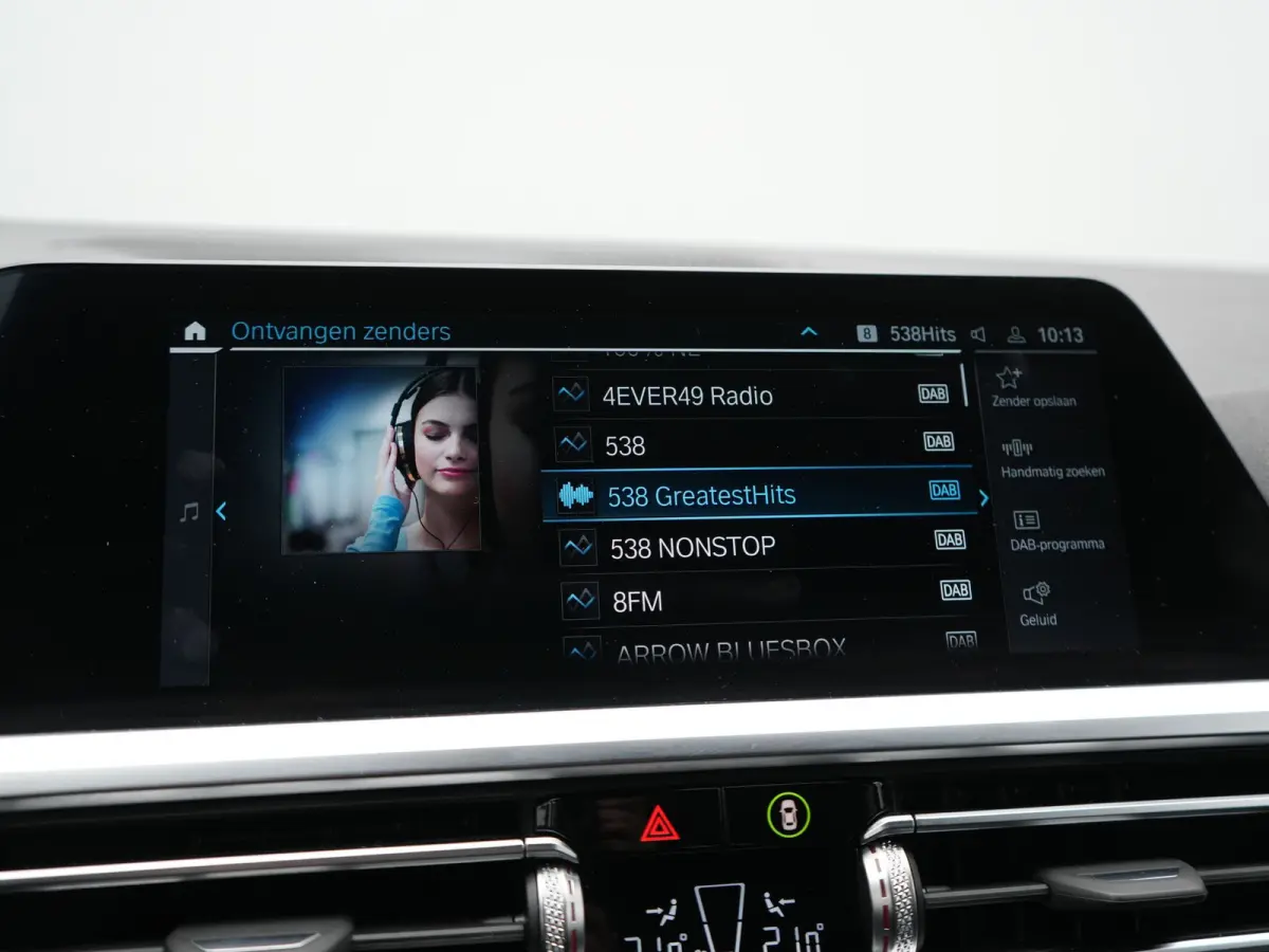 330e xDrive Sportline PHEV 293pk Dealer O.H | SOH 87,9% | Trekhaak Af Fabriek | Camera | Lederen Sportstoelen Verwarmd | Apple Carplay | Sfeerverlichting | Navigatie | Virtual | Cruise Contr