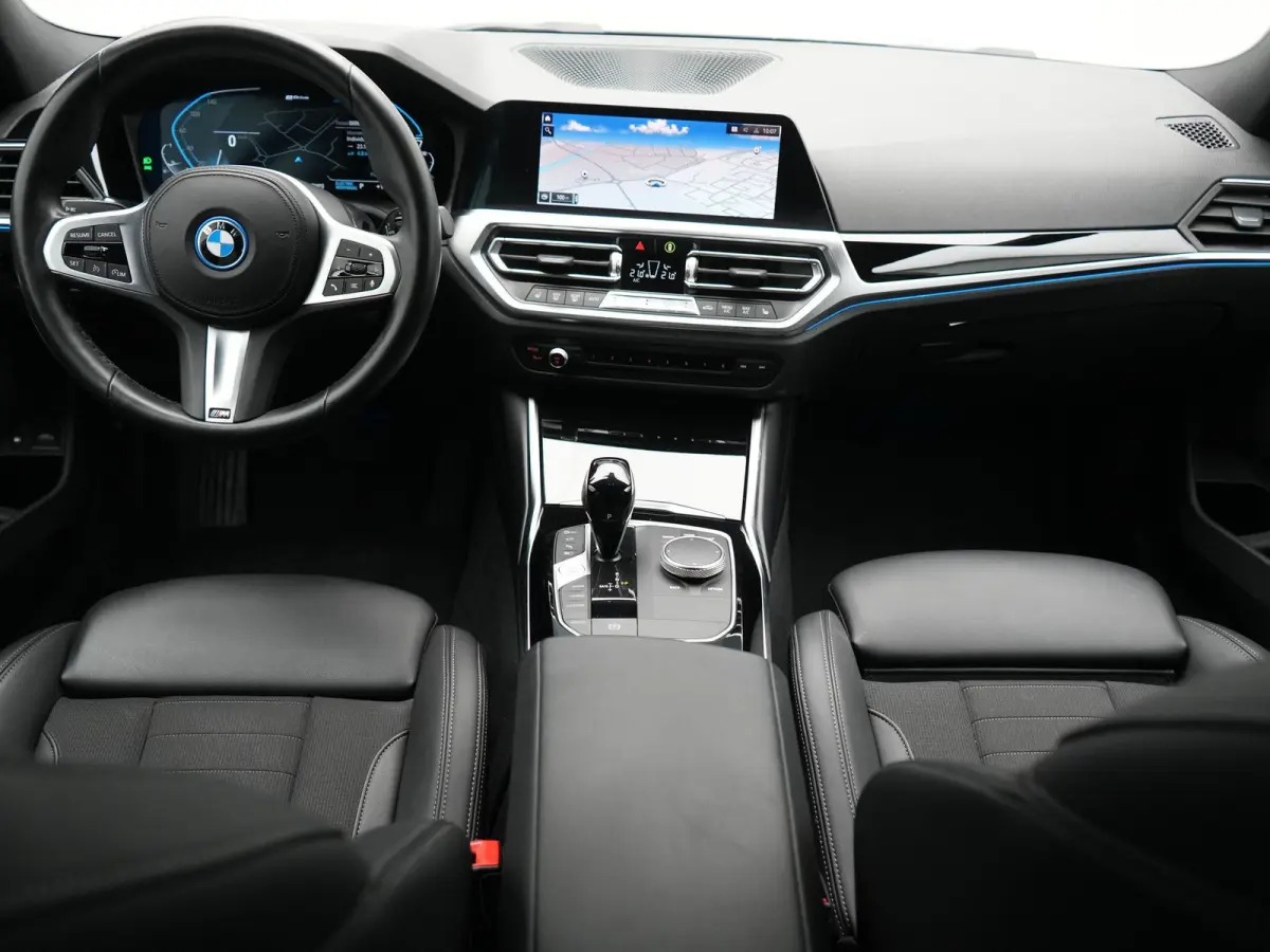 330e xDrive Sportline PHEV 293pk Dealer O.H | SOH 87,9% | Trekhaak Af Fabriek | Camera | Lederen Sportstoelen Verwarmd | Apple Carplay | Sfeerverlichting | Navigatie | Virtual | Cruise Contr