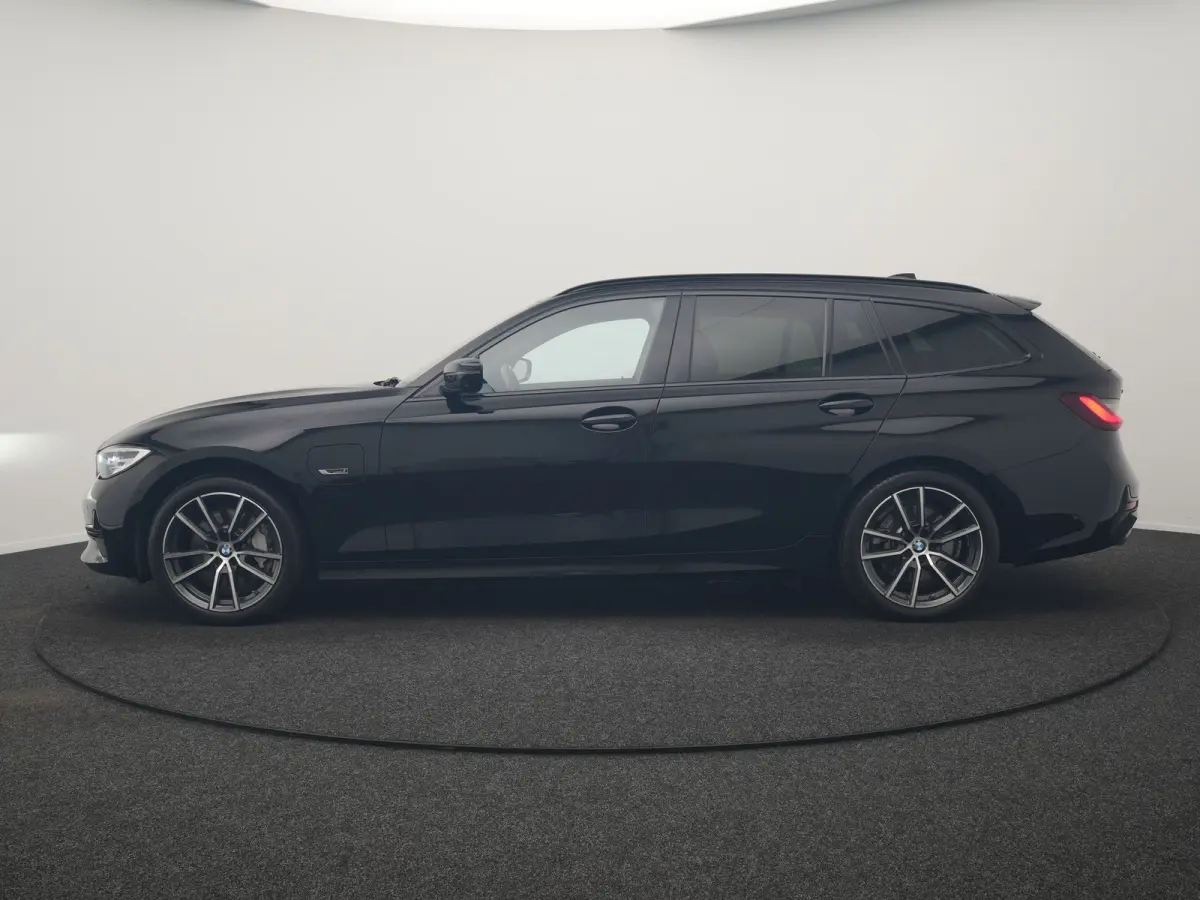 330e xDrive Sportline PHEV 293pk Dealer O.H | SOH 87,9% | Trekhaak Af Fabriek | Camera | Lederen Sportstoelen Verwarmd | Apple Carplay | Sfeerverlichting | Navigatie | Virtual | Cruise Contr