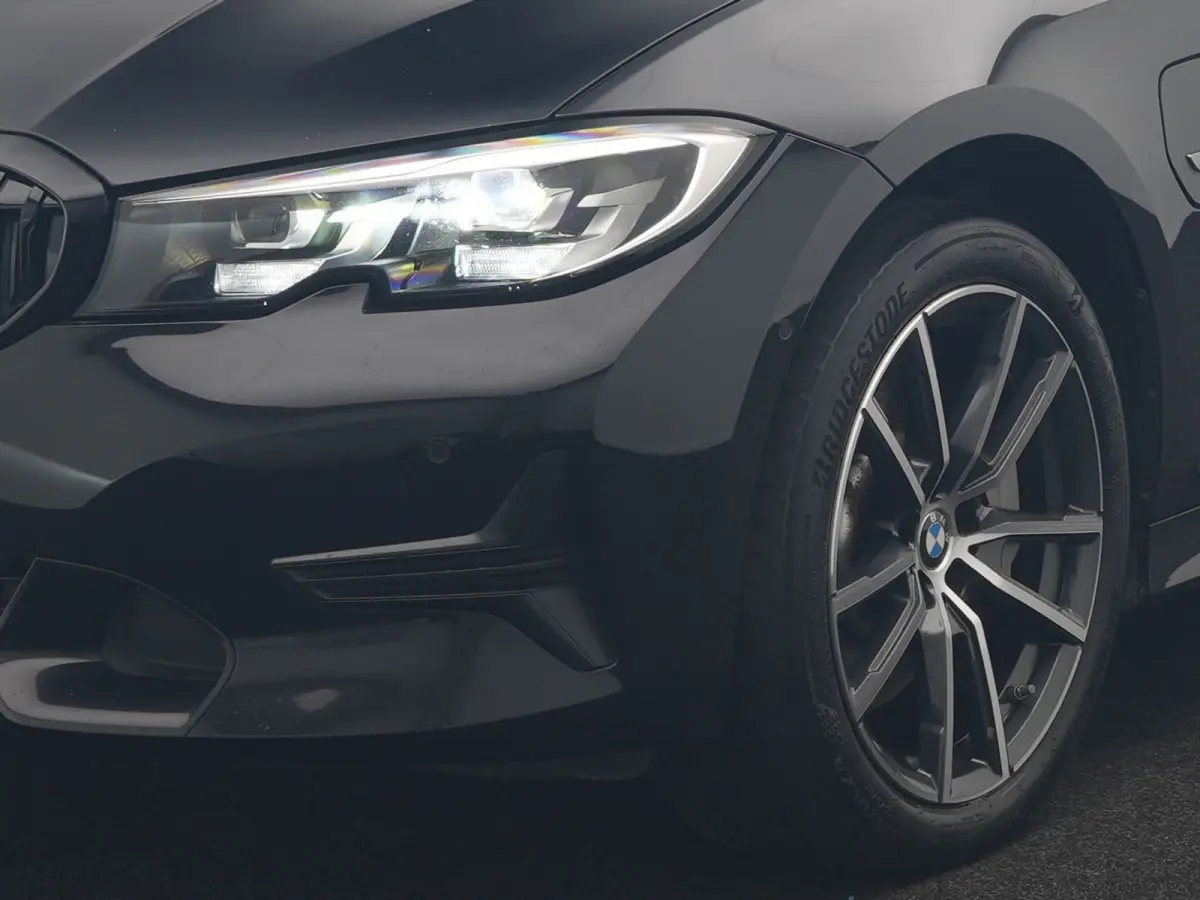 330e xDrive Sportline PHEV 293pk Dealer O.H | SOH 87,9% | Trekhaak Af Fabriek | Camera | Lederen Sportstoelen Verwarmd | Apple Carplay | Sfeerverlichting | Navigatie | Virtual | Cruise Contr