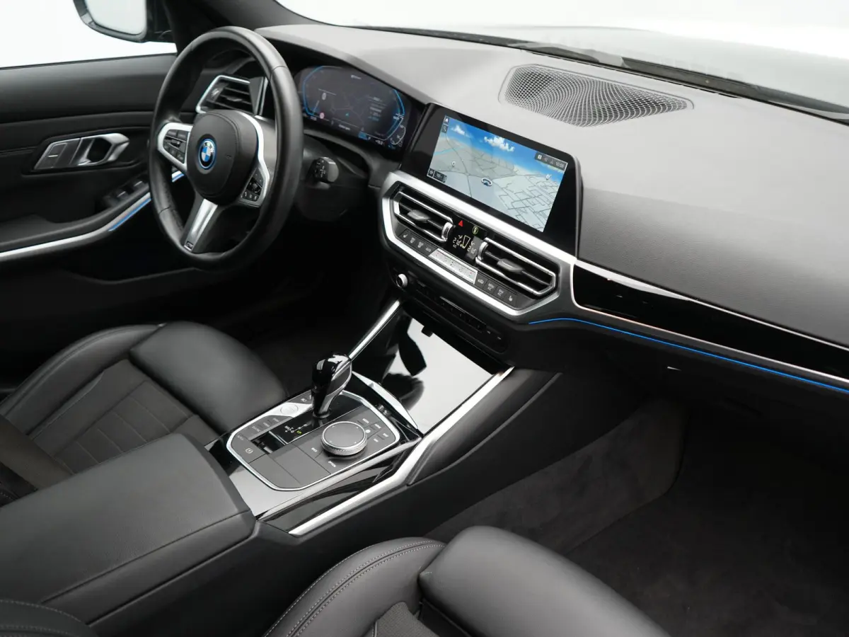330e xDrive Sportline PHEV 293pk Dealer O.H | SOH 87,9% | Trekhaak Af Fabriek | Camera | Lederen Sportstoelen Verwarmd | Apple Carplay | Sfeerverlichting | Navigatie | Virtual | Cruise Contr