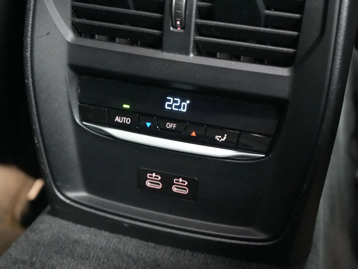 330e xDrive Sportline PHEV 293pk Dealer O.H | SOH 87,9% | Trekhaak Af Fabriek | Camera | Lederen Sportstoelen Verwarmd | Apple Carplay | Sfeerverlichting | Navigatie | Virtual | Cruise Contr