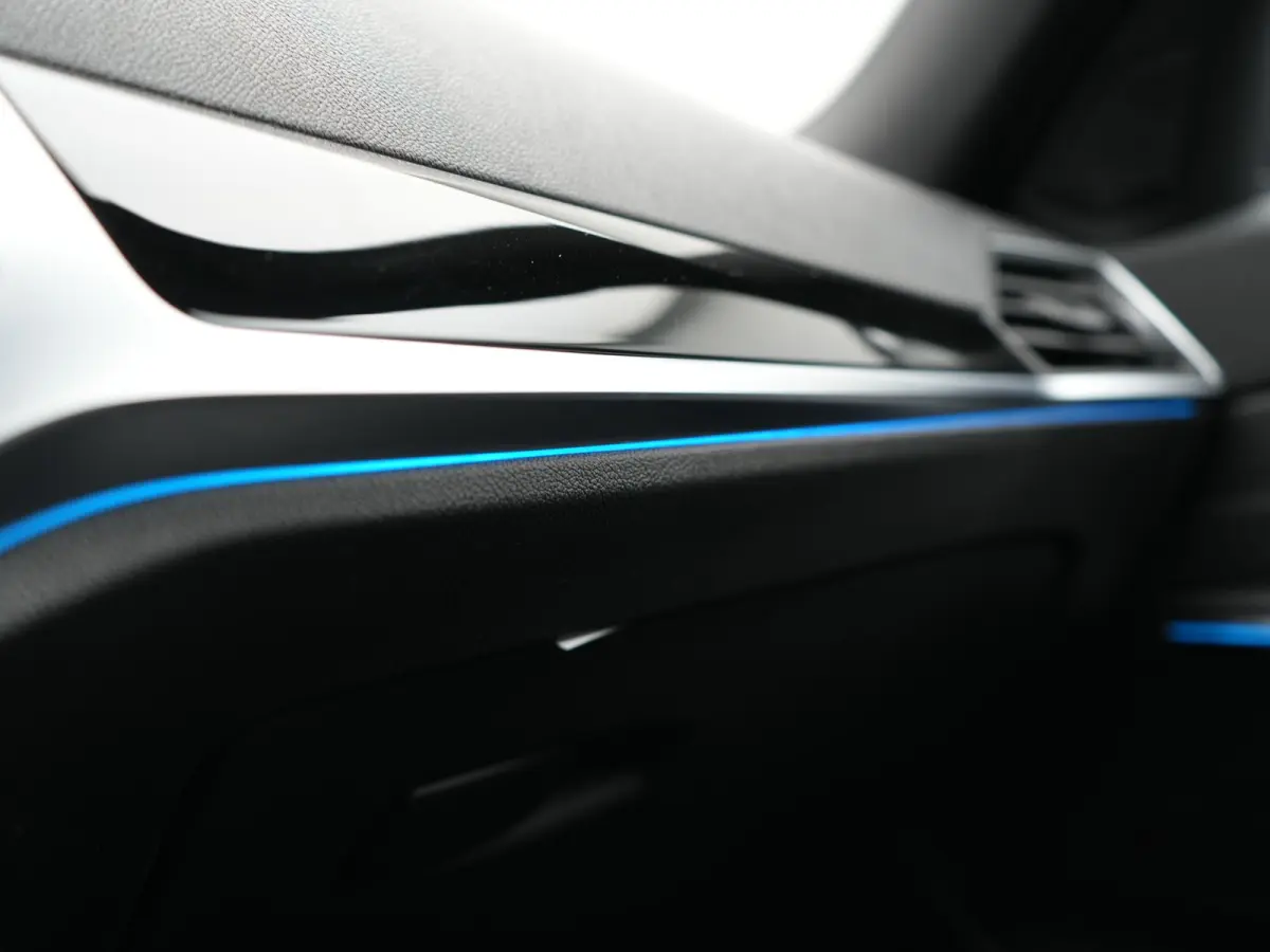 330e xDrive Sportline PHEV 293pk Dealer O.H | SOH 87,9% | Trekhaak Af Fabriek | Camera | Lederen Sportstoelen Verwarmd | Apple Carplay | Sfeerverlichting | Navigatie | Virtual | Cruise Contr