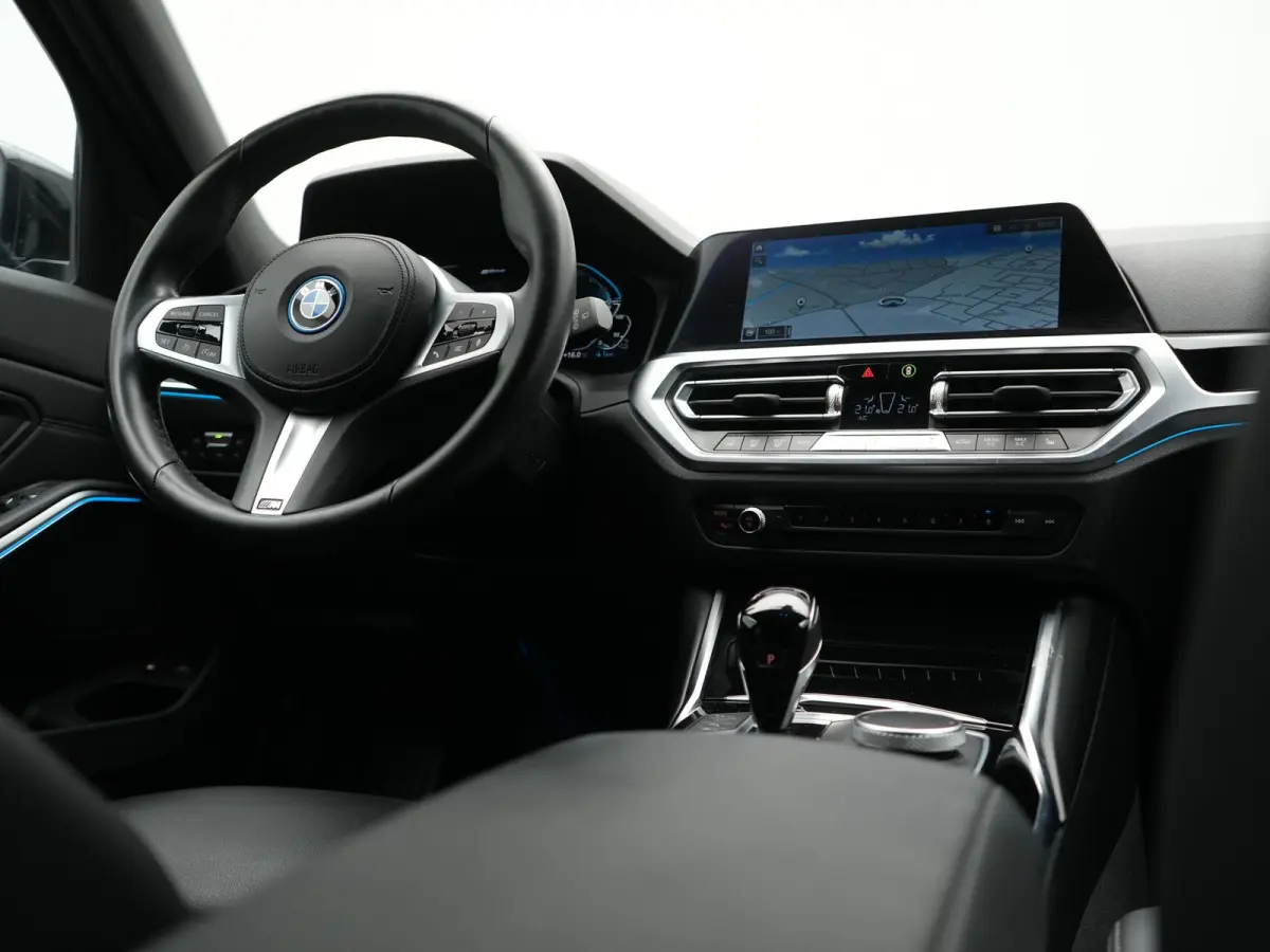 330e xDrive Sportline PHEV 293pk Dealer O.H | SOH 87,9% | Trekhaak Af Fabriek | Camera | Lederen Sportstoelen Verwarmd | Apple Carplay | Sfeerverlichting | Navigatie | Virtual | Cruise Contr