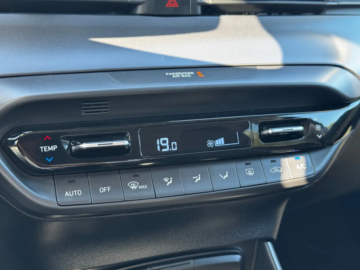1.0 T-GDI 100pk Premium | Carplay | Climate control | Cruise control | Stoel/stuurverwarming | Camera | Parkeersensoren | DAB | Premium Audio | Lichtmetalen velgen | Navigatie